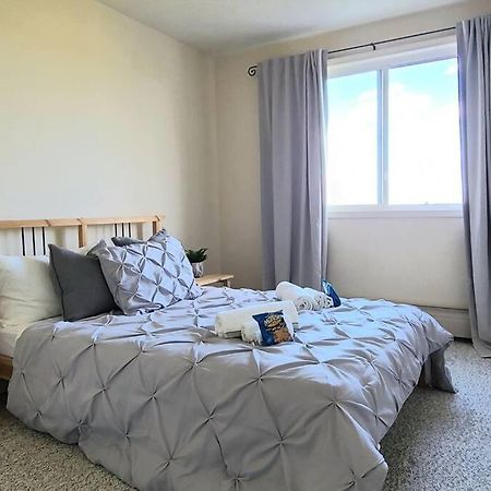Right Next To West Edmonton Mall With Free Parking Esterno foto